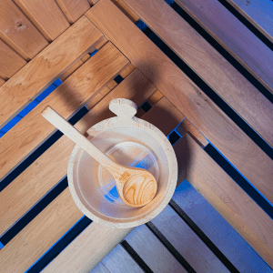 Szauna dézsa felülnézetből fotózva kék hangulatfénnyel