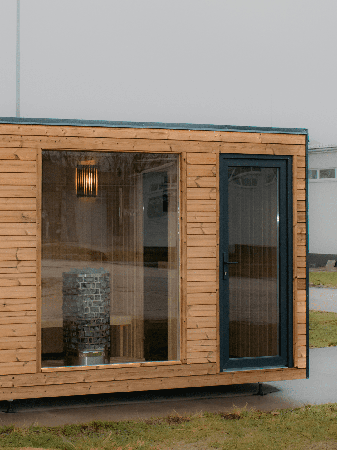 Hatszemélyes szauna kültéren fotózva