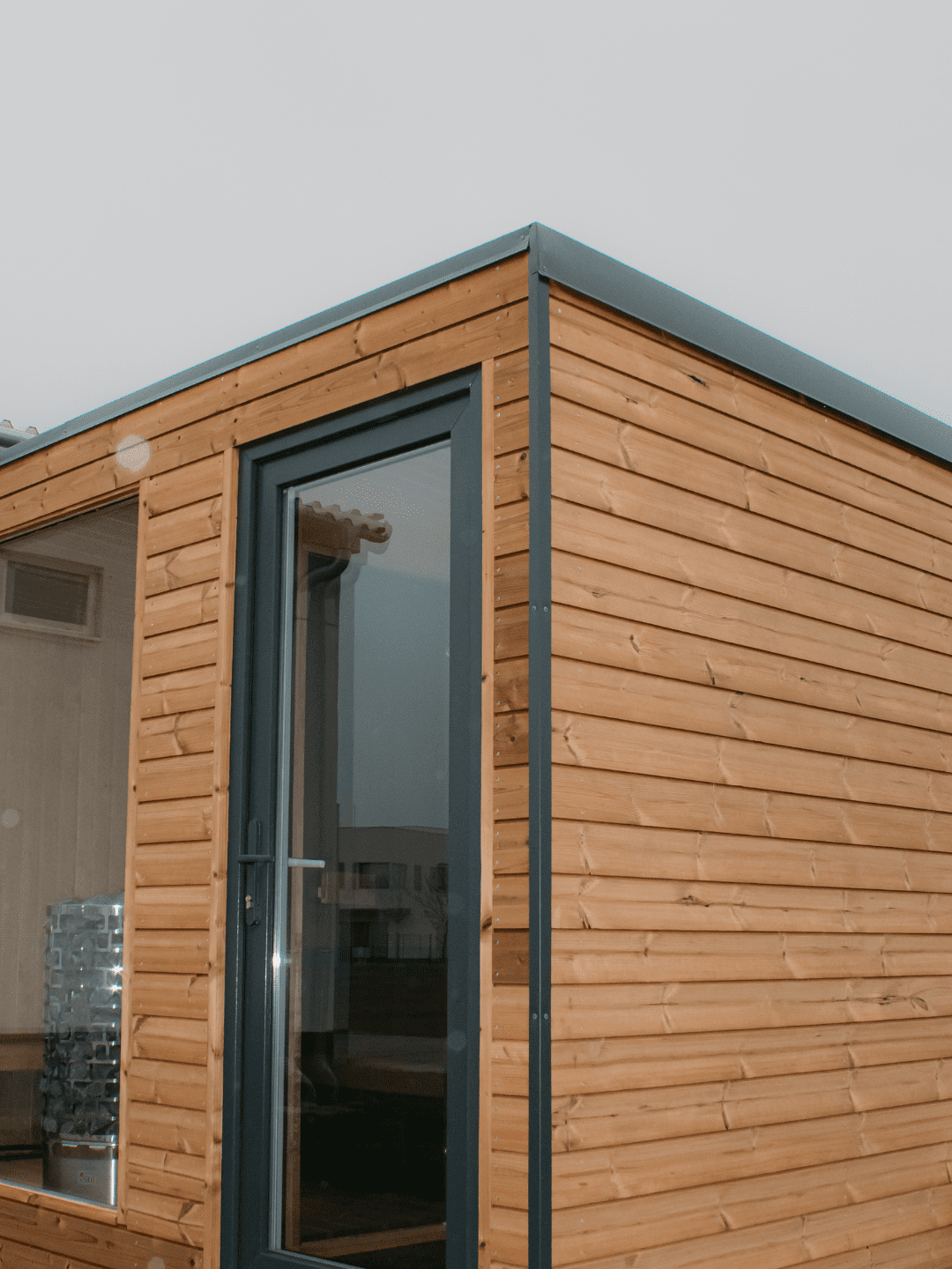 Hatszemélyes szauna kültéren fotózva oldal nézetből