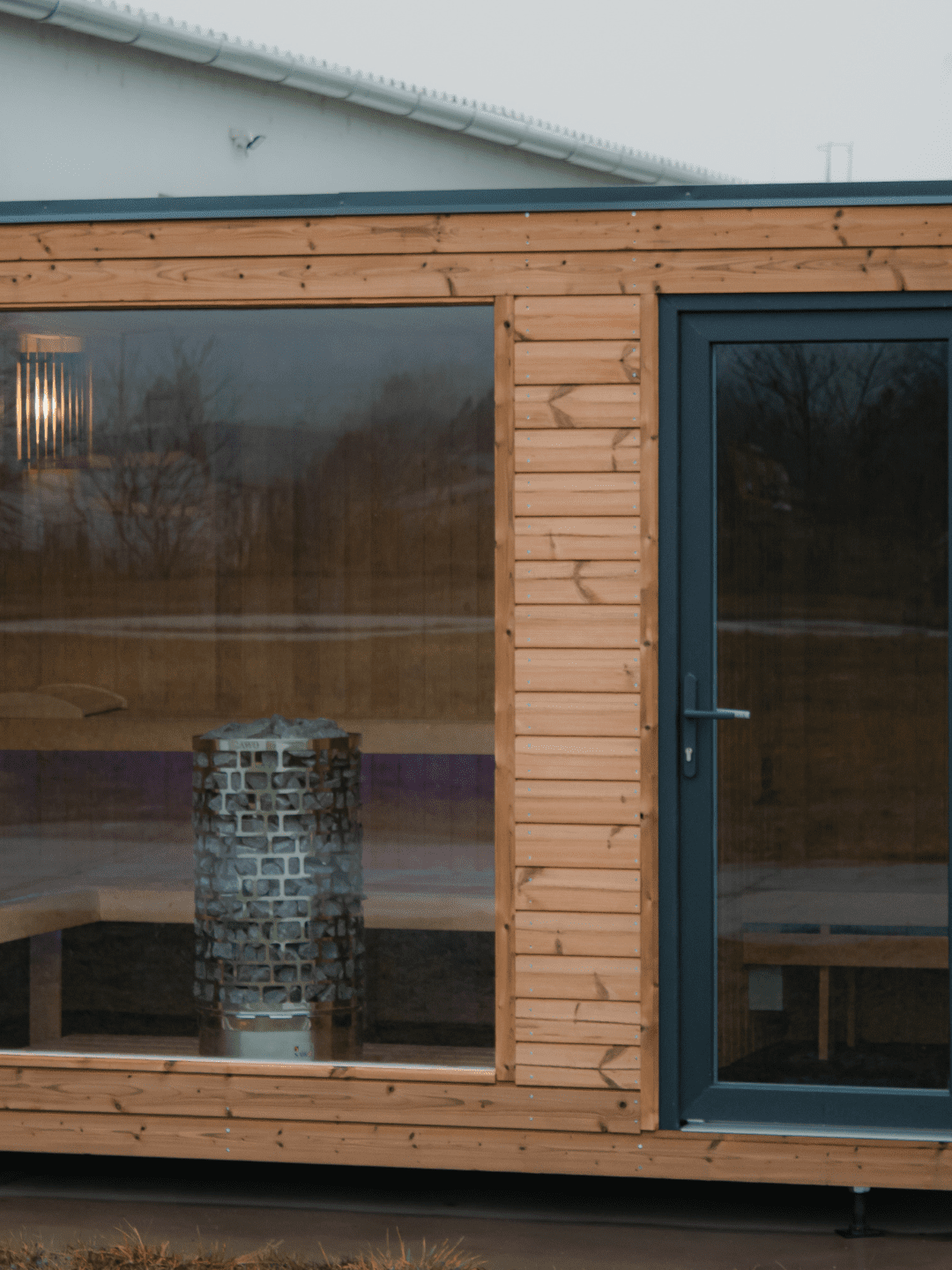 Hatszemélyes szauna kültéren fotózva szemből